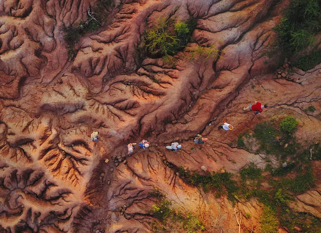 Vista aerea de desierto rojo y viajeros