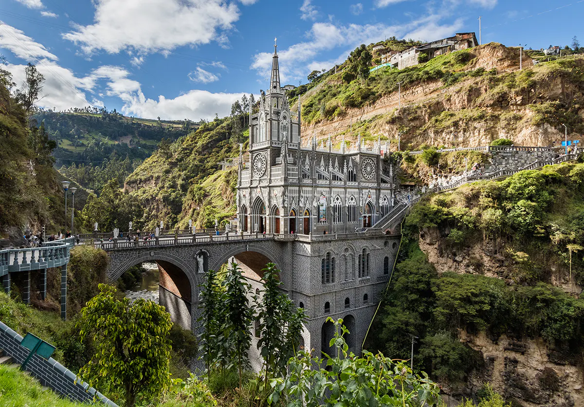 Gran santuario en medio de un cerro