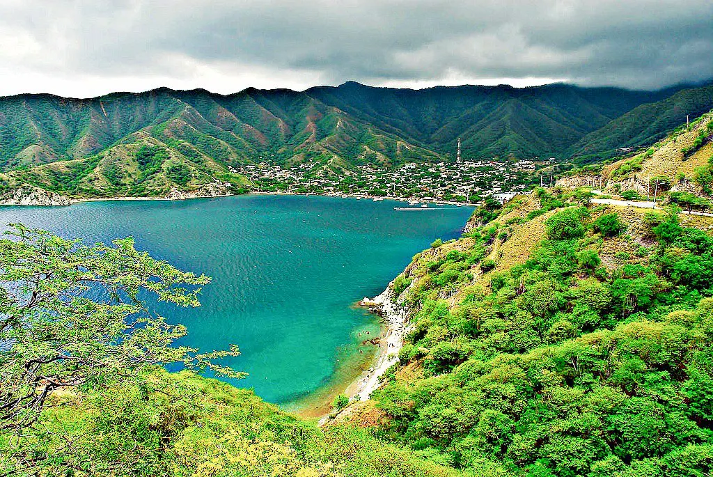 Cerros verdes y Mar verde esmeralda en Colombia