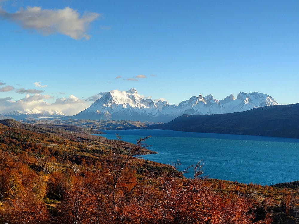 Lago y Montañas en Otoño