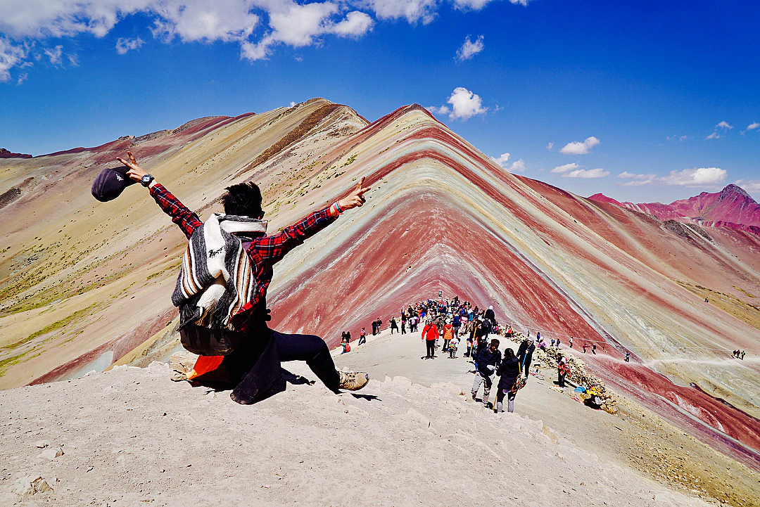 Montañas Arcoíris y turistas