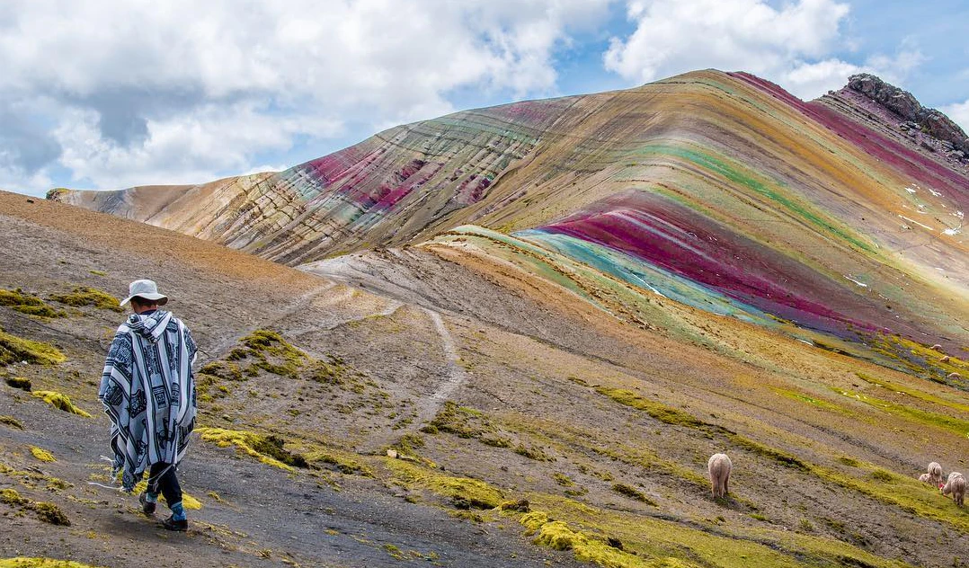Viajero en Montaña Arcoíris