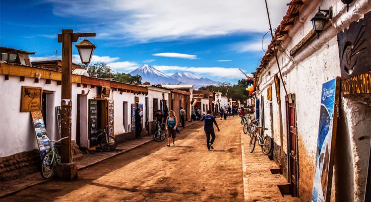 Viajeros caminando sobre el centro de San Pedro de Atacama