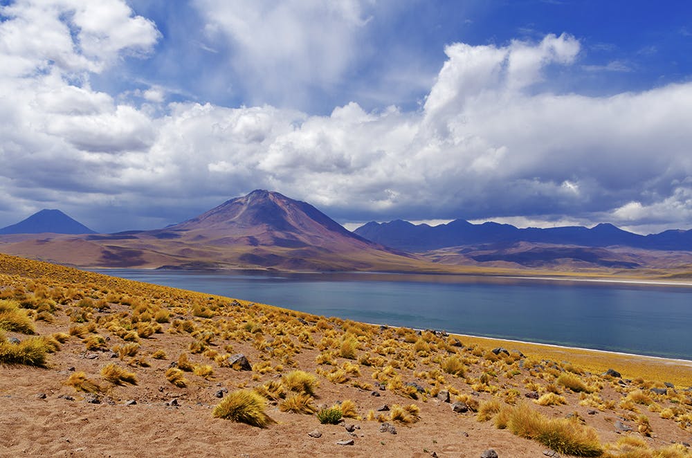 Lagunas y volcán de fondo en San Pedro de Atacama