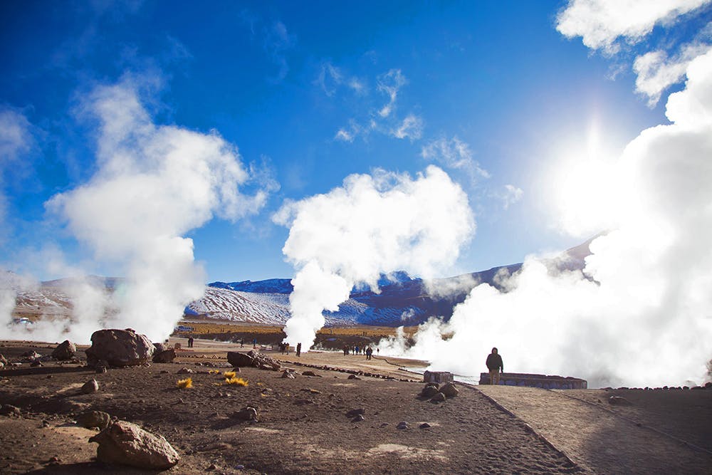 Geysers y sus nubes de vapor sobre Atacama