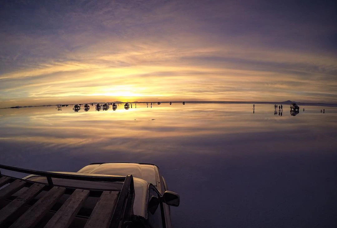 Reflejo del cielo sobre el agua en el Salar de Uyuni
