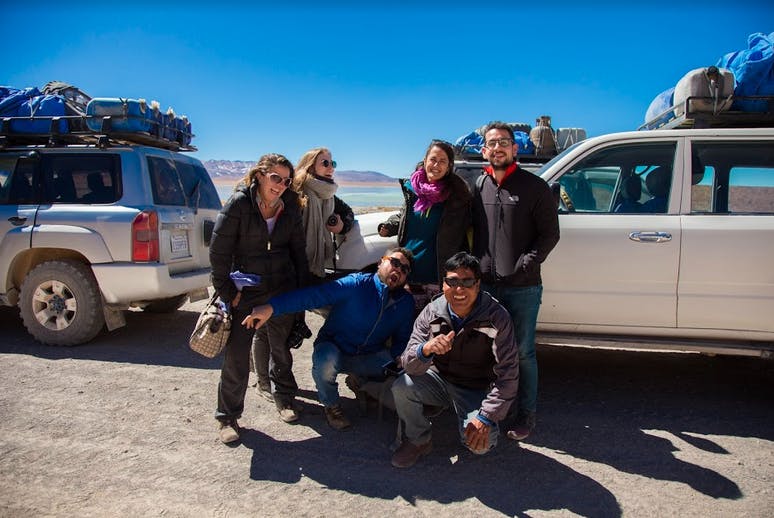 Viajeros se toman una foto antes de iniciar viaje de regreso a Atacama