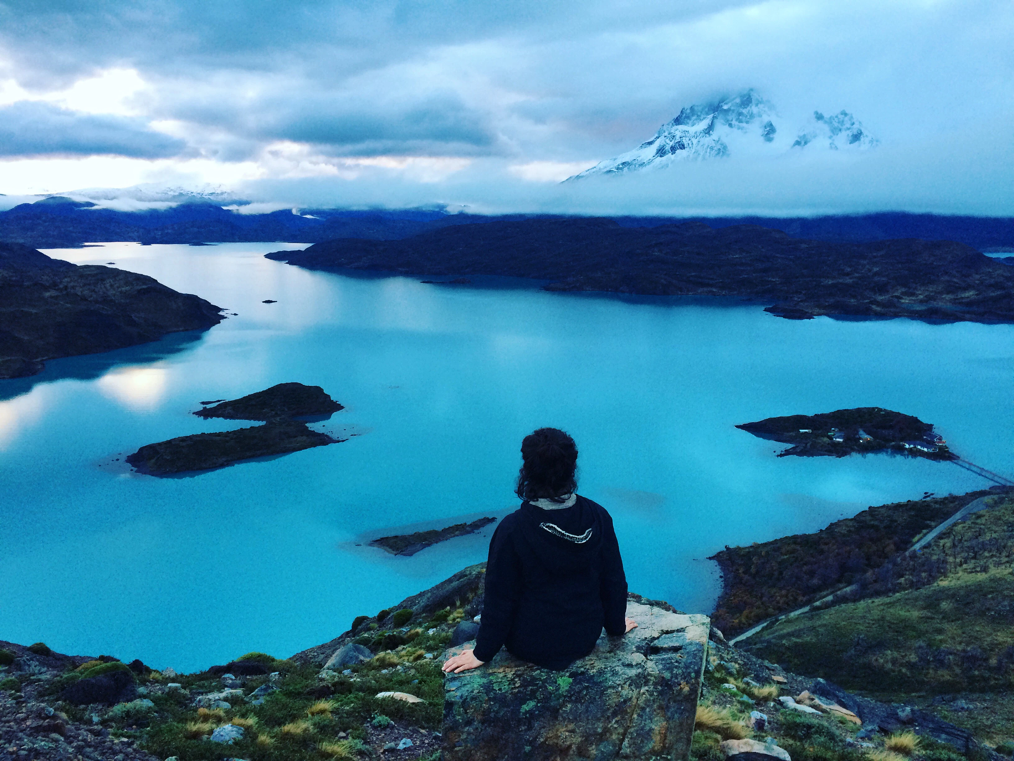 Viajera frente a inmenso lago celeste en la Patagonia