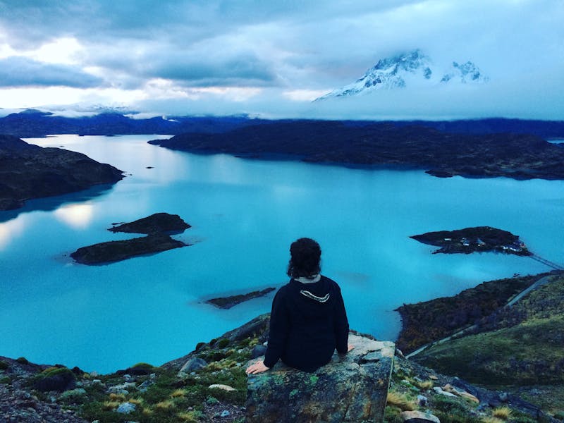 Viajera frente a inmenso lago celeste en la Patagonia