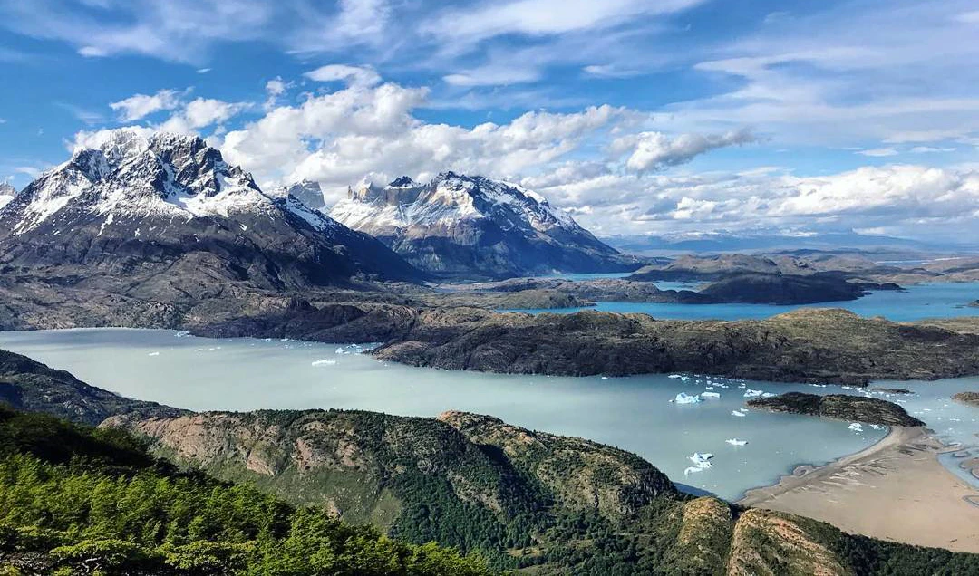 Amplio paisaje patagónico con playa, tempanos de hielo, lagos y montañas