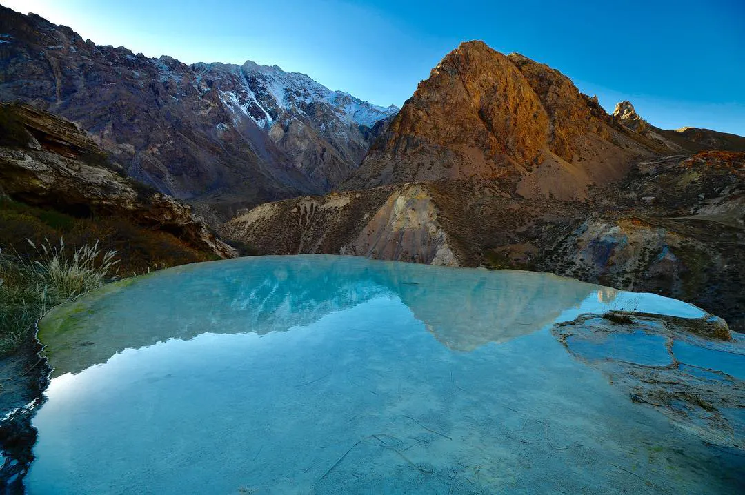 piscina azul en medio de la montaña