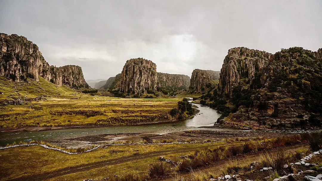 Tres cañones y en medio un río