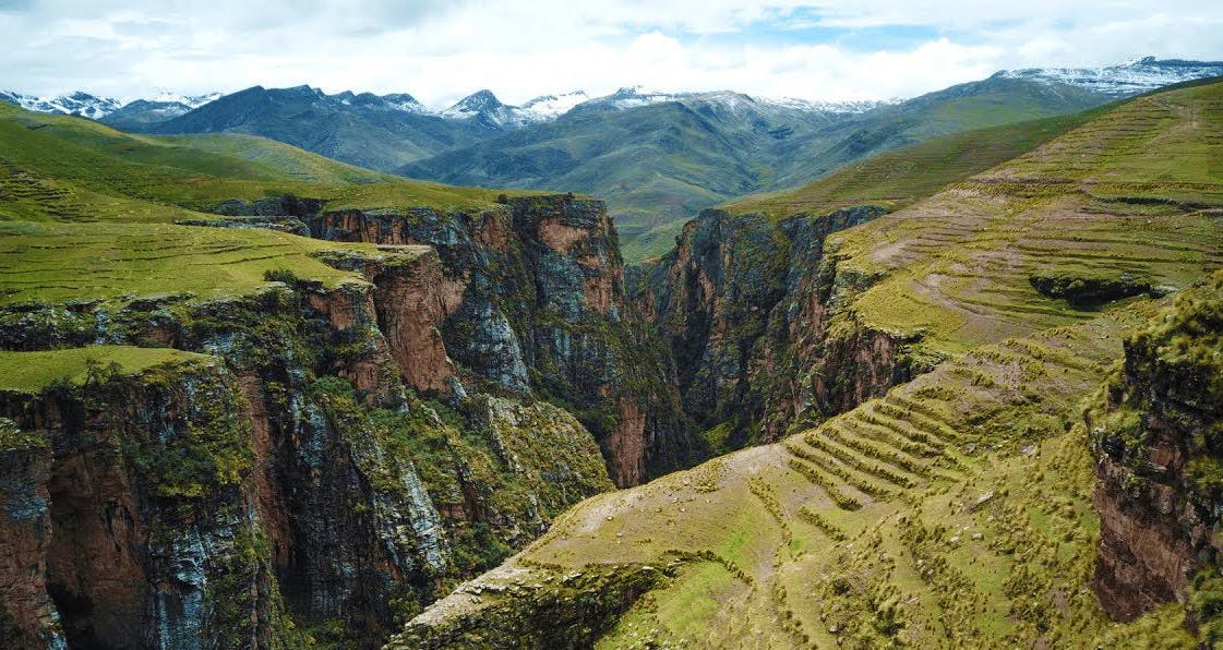 Cañón y montañas en Cusco