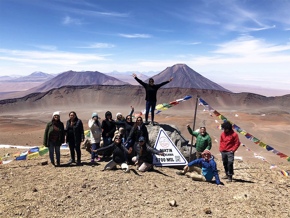 Turistas frente a volcanes de Atacama