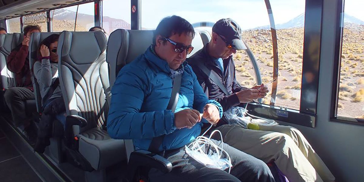 Pasajeros se ponen máscaras de oxígeno en tour en Atacama