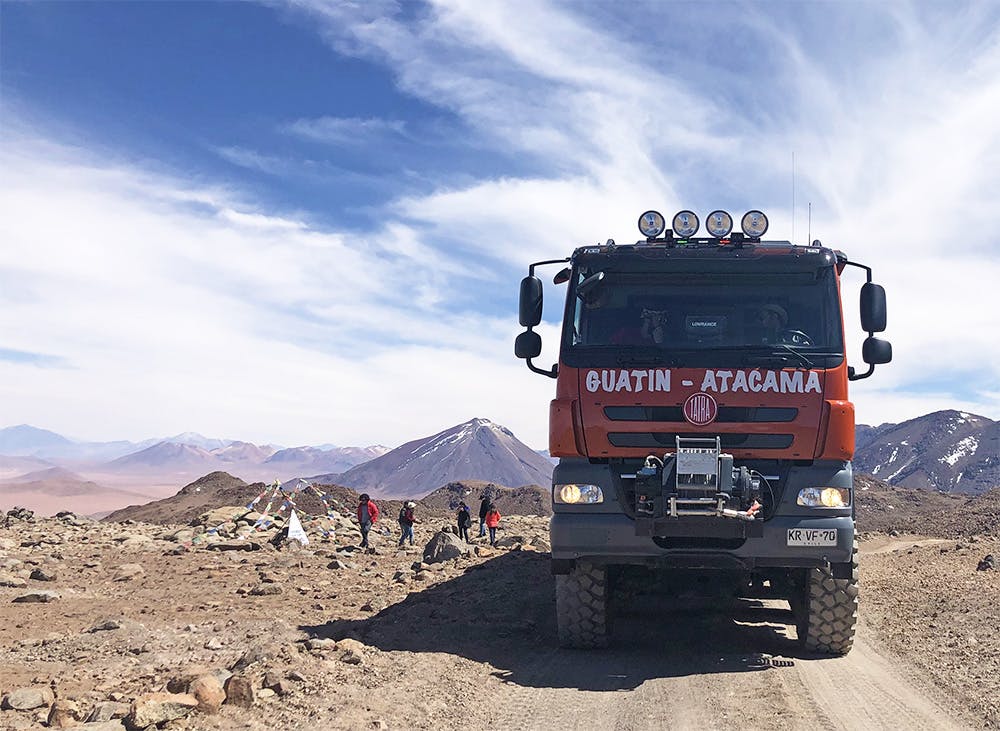 Camión frente a volcanes en Atacama