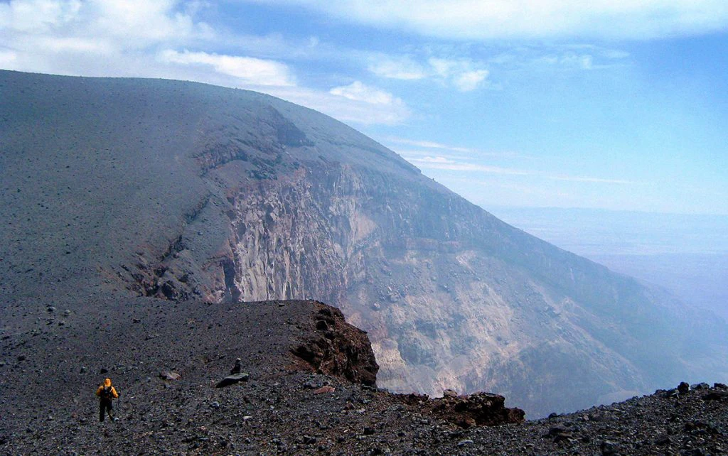 Viajero frente a crater de volcán