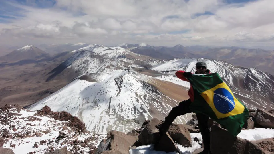 Viajero encima de un volcán