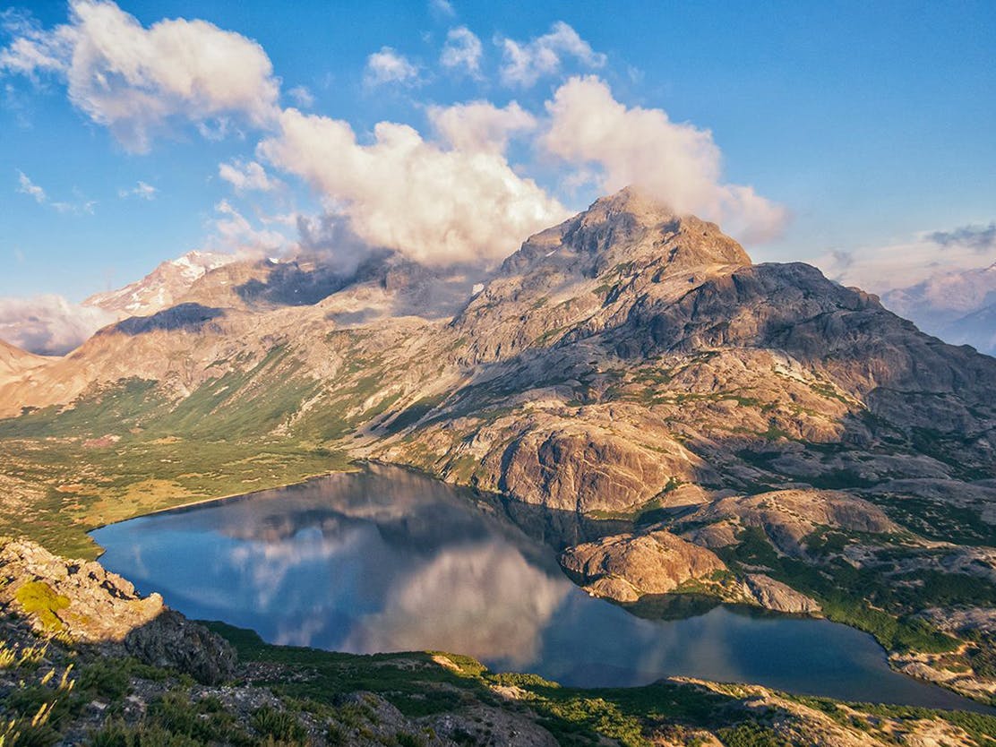 Montaña y laguna bajo nubes