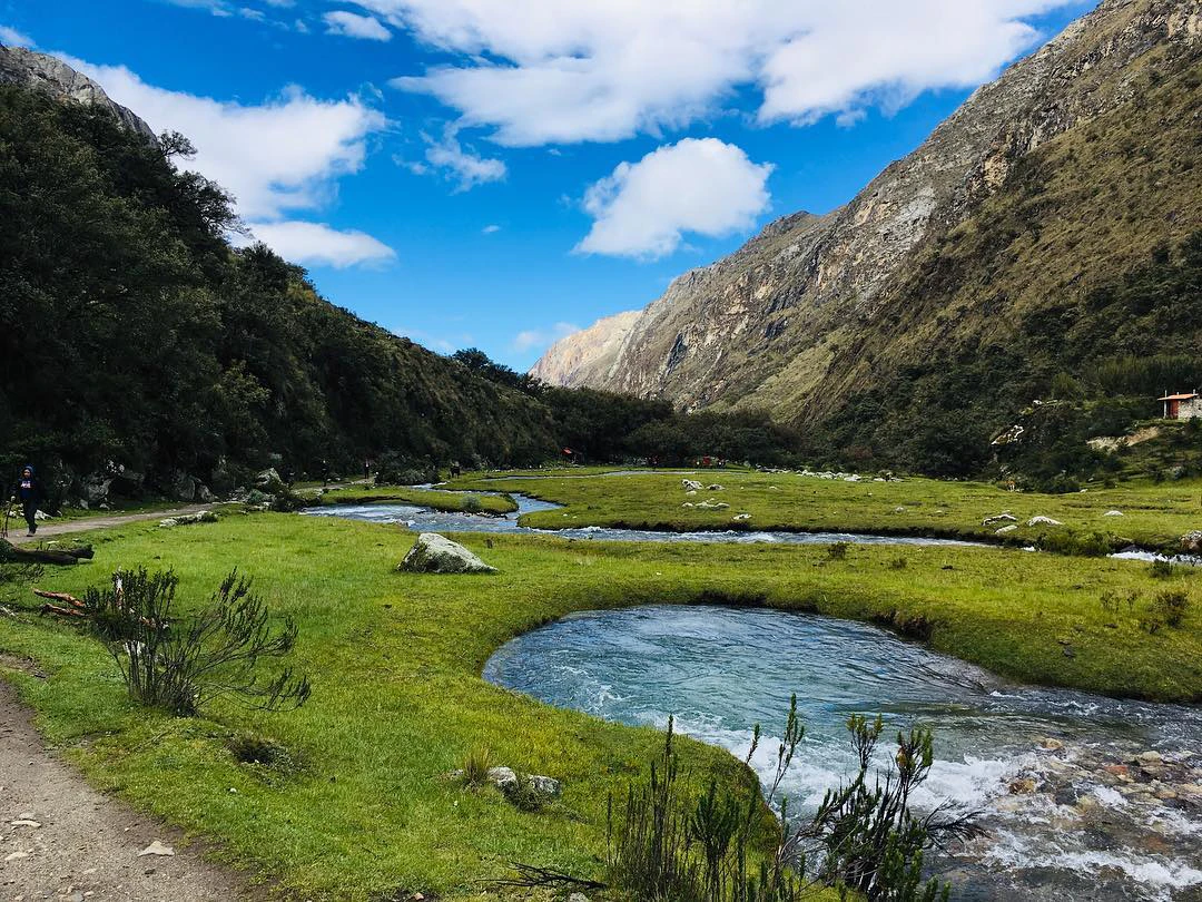 Sendero en planicie verde y rios