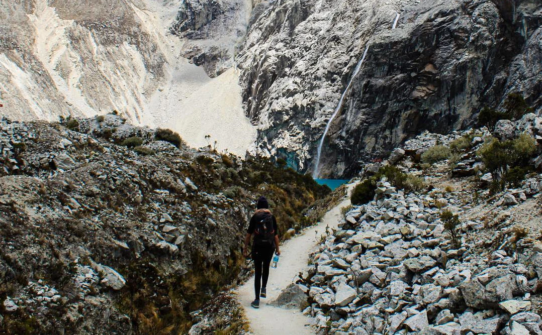 Viajera llegando a laguna color turquesa