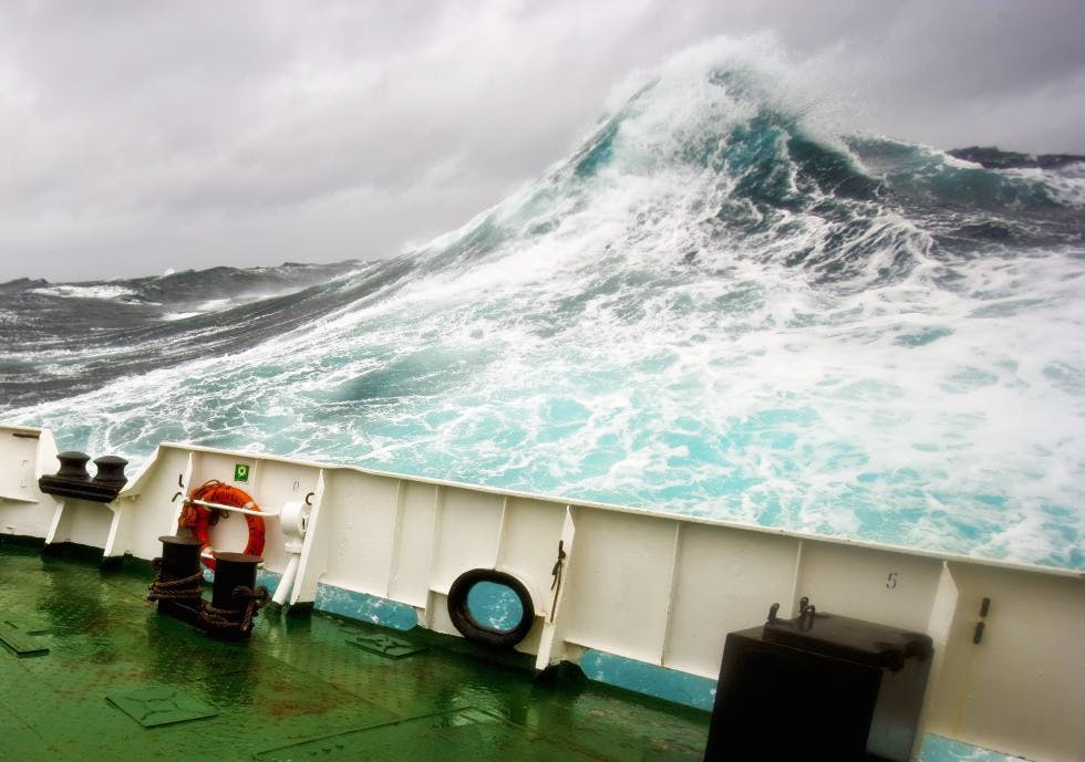 Olas gigantes desde en barco