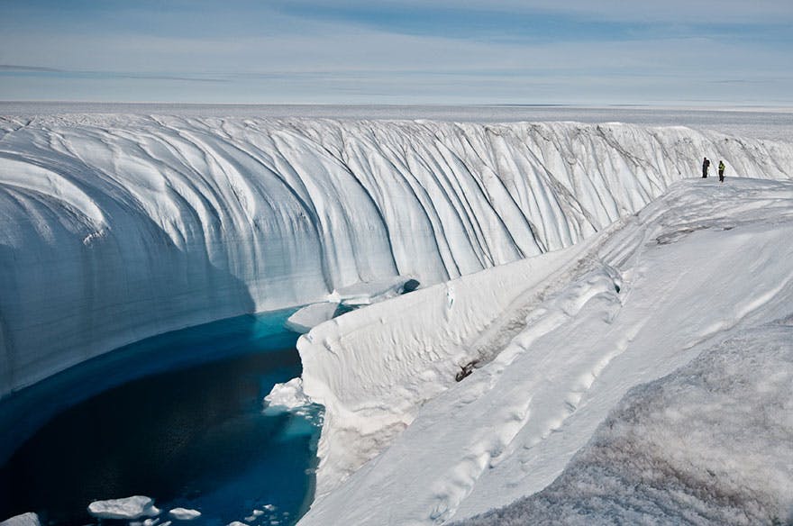 Personas en masas de hielo en la antartica