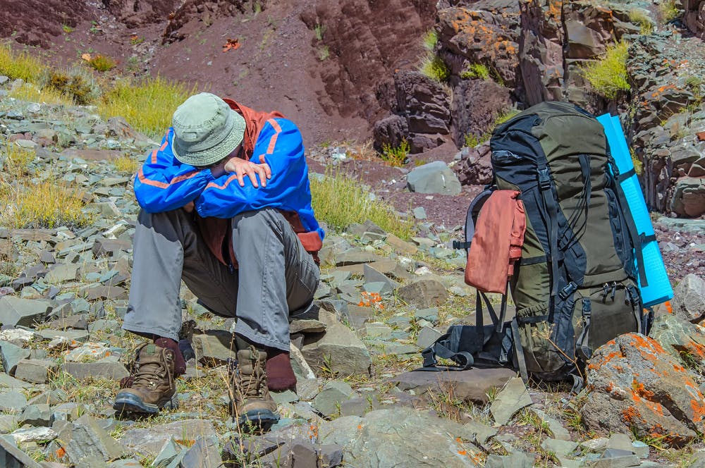 Viajero sufriendo de mal de altitude