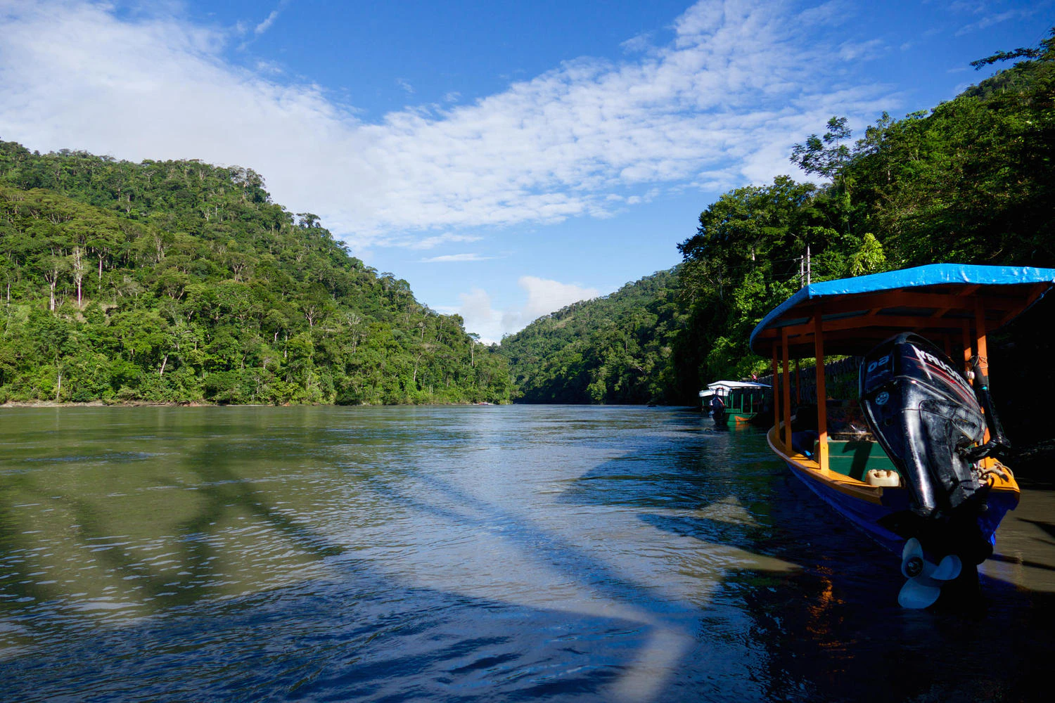 bote en el río madre de dios del parque nacional del manu