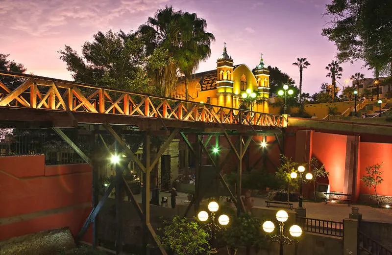 Puente romántico en Lima