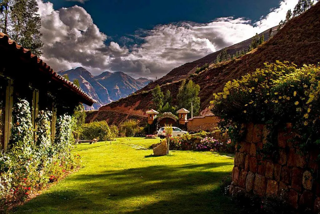 Vista romántica hacia el valle sagrado de cusco