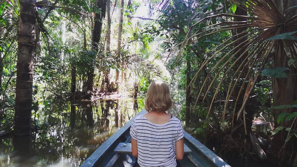 lago-sandoval Mujer navegando por lago sandoval en selva peruana