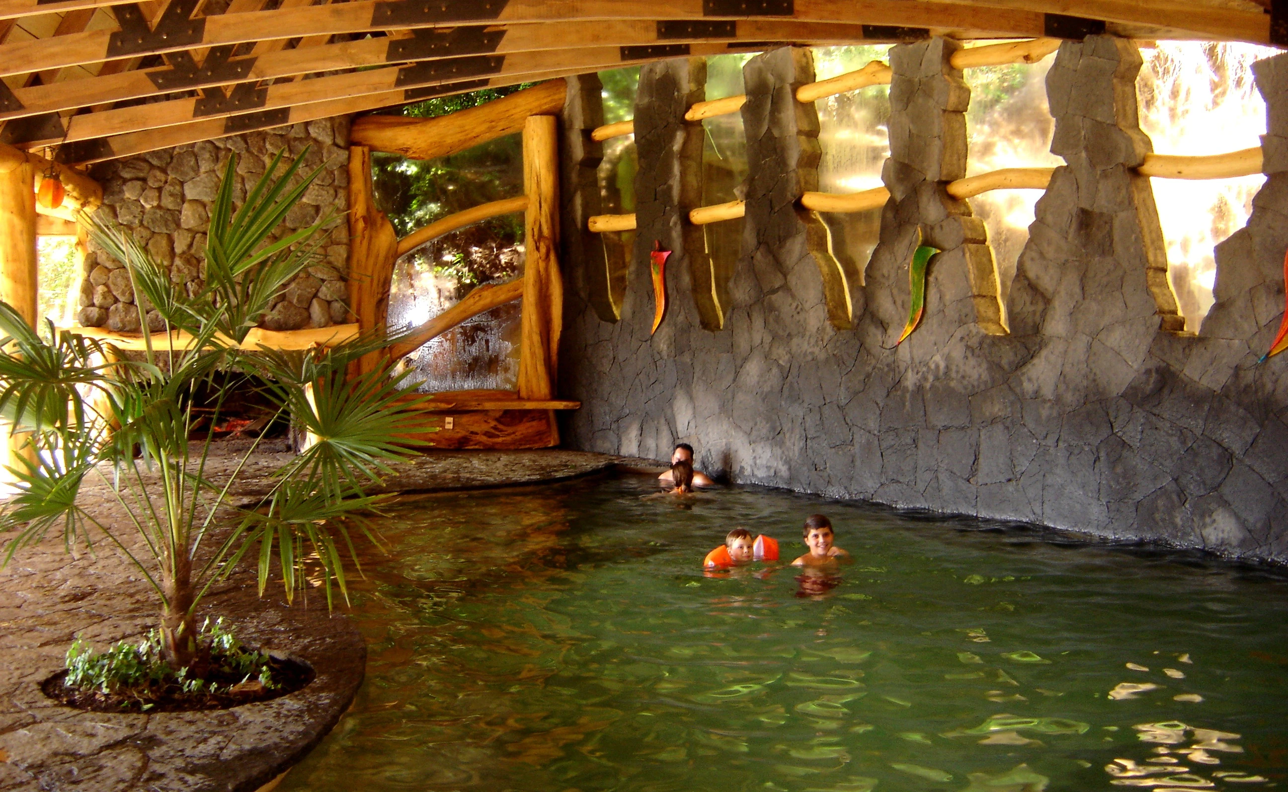 Niños bañandose en aguas termales