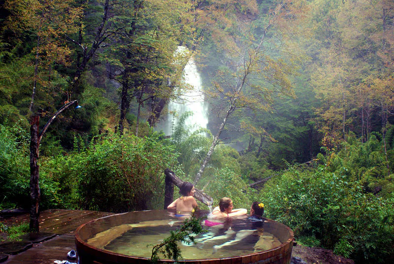 Mujeres bañandose en termas naturales