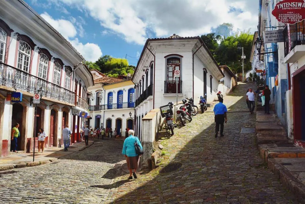 ouro-brasil Cidade colonial con locales caminando