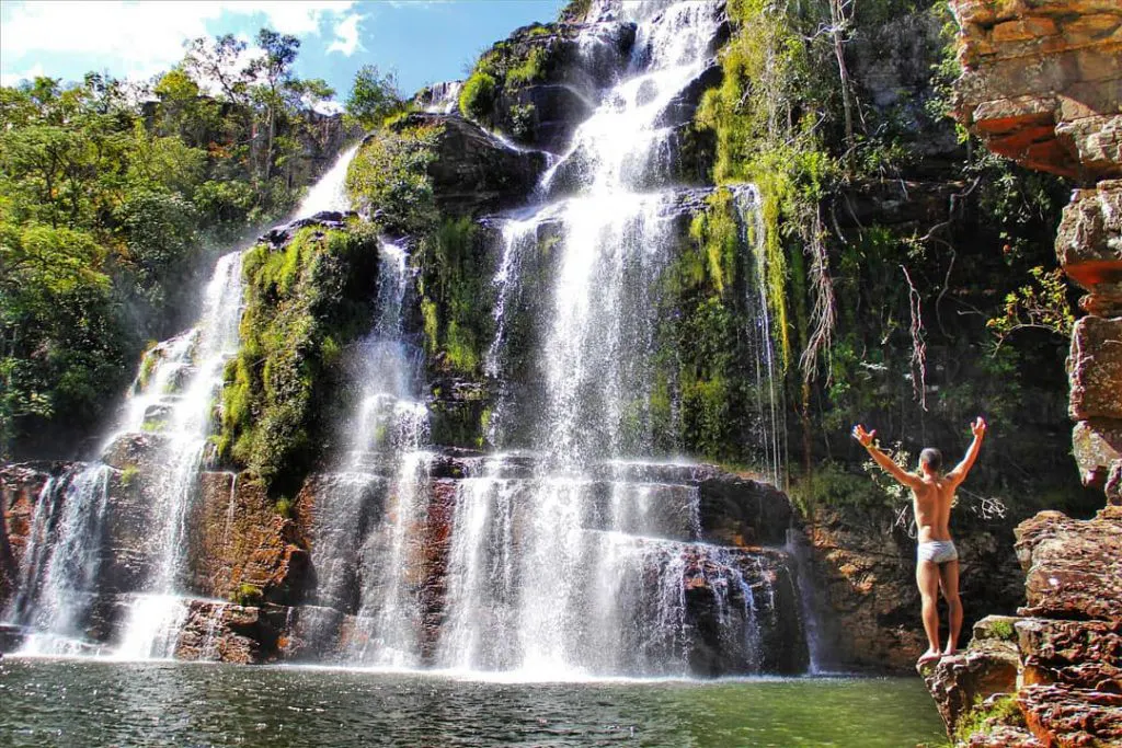 chapada-veadeiros Viajante na frente da cachoeira incrível no Brasil