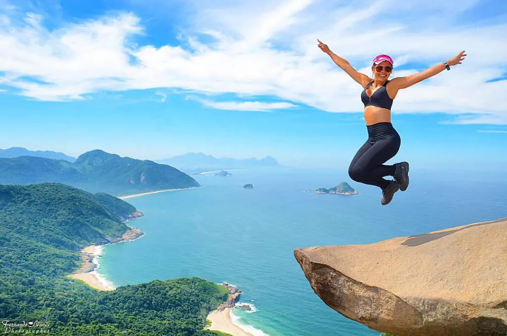 pedra-telegrafo Mulher na frente da incrível paisagem do Rio de Janeiro