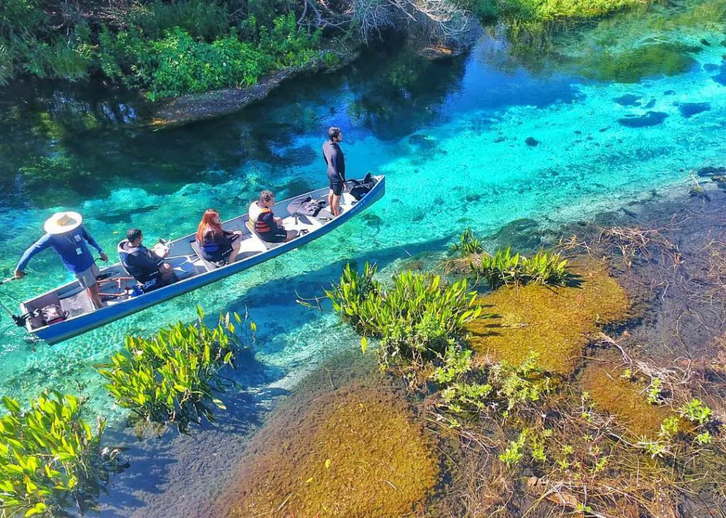bonito-brasil Viajantes navegando em cima do rio cristalino