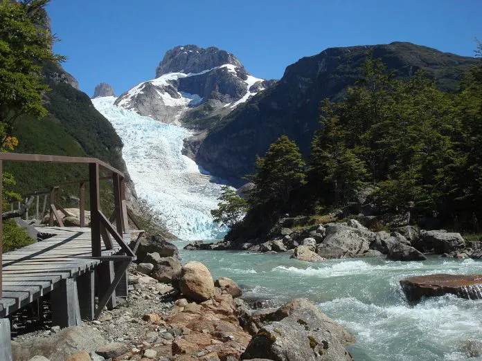 Walkable ponte de frente para o glaciar e lago