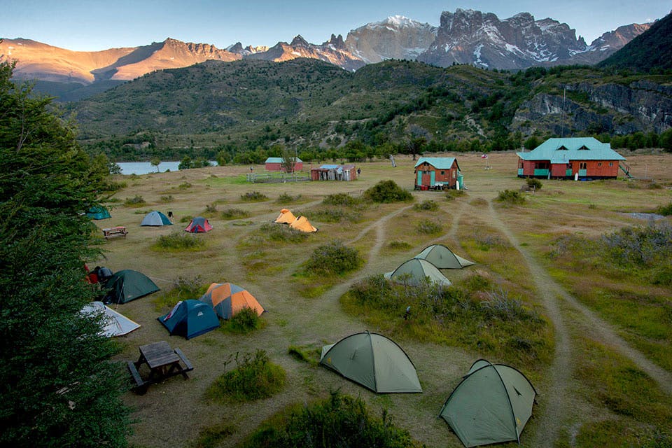 Campamento y refugio enmedio de las montañas