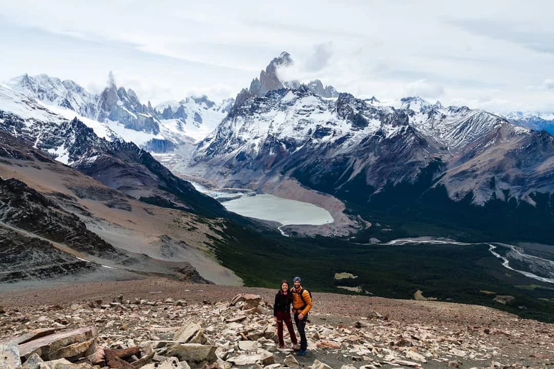 Pareja frente a paisaje en la patagonia
