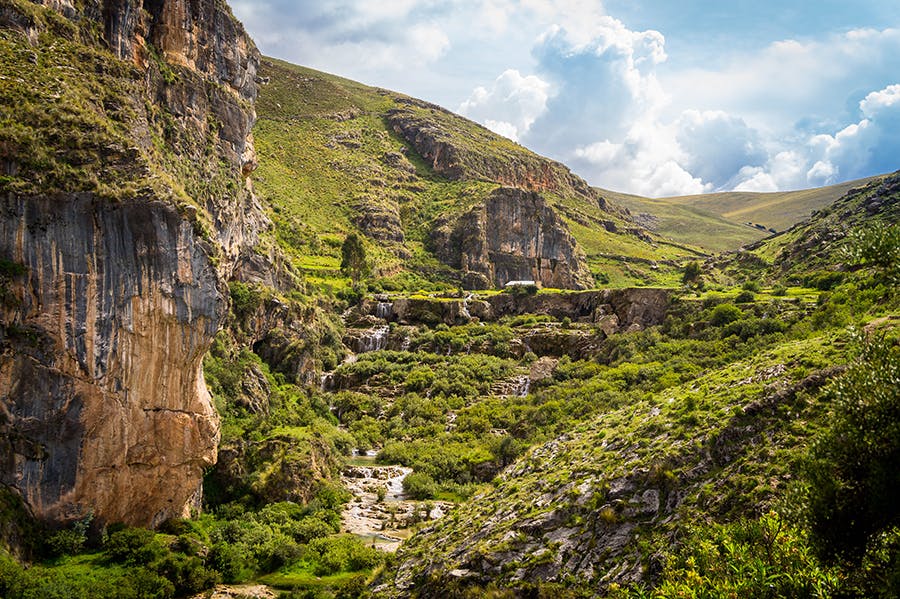 Paisaje rocoso y con vegetación en río de Ayacucho