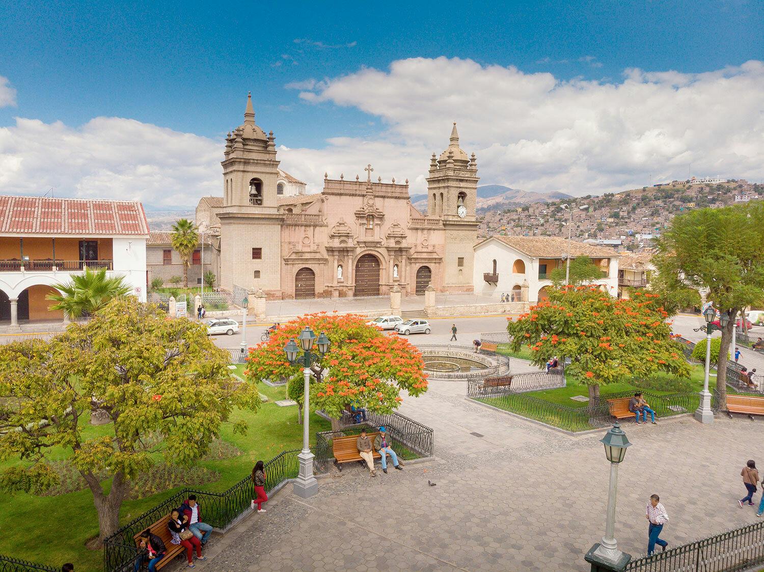 Ciudad colonial con iglesia en Ayacucho