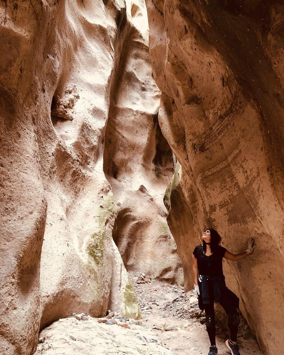 Chicha entremedio de grietas en cañón de Ayacucho