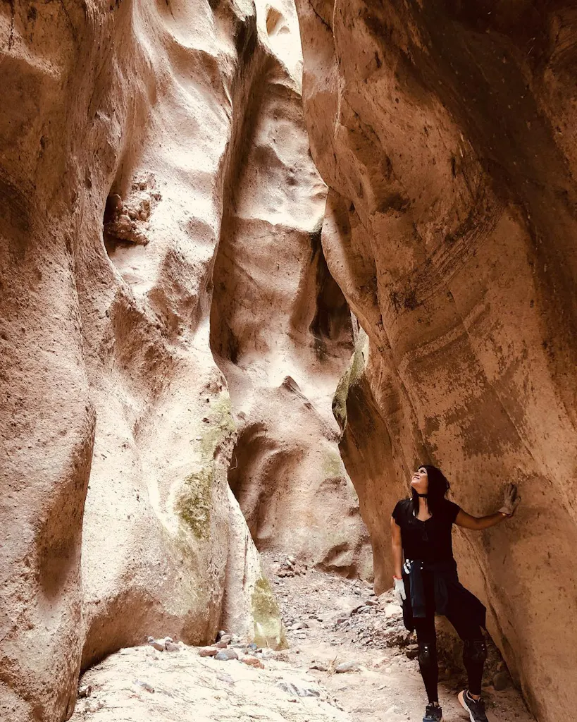 Grietas Chicha entremedio de grietas en cañón de Ayacucho