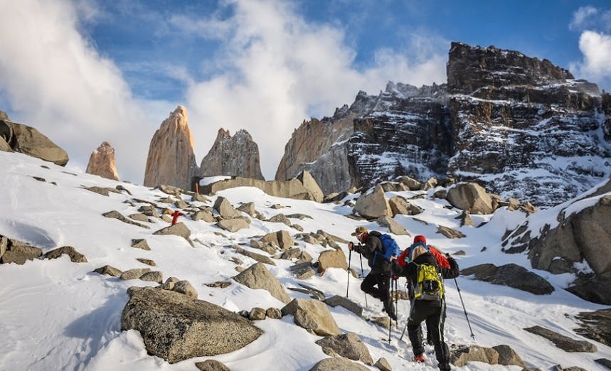 Viajeros caminando por la nieve en dirección a Base Torres