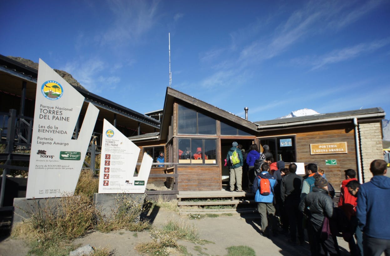 Personas haciendo fila para entrar a Parque Nacional Torres del Paine