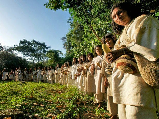 Grupo indígena con vestimenta blanca