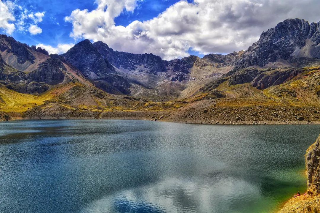 Laguna y paisaje montañoso cerca de trekking en Lima