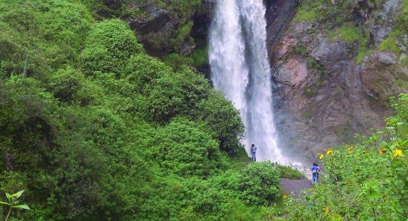 Viajeros frente a gran catarata en trekking en lima